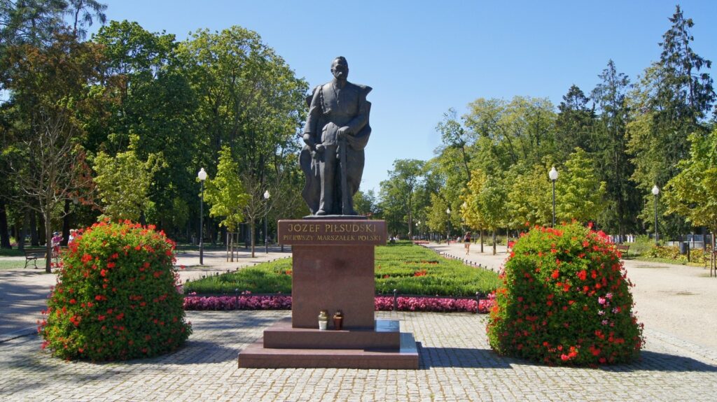 Zdjęcie przedstawia pomnik Józefa Piłsudskiego w parku miejskim