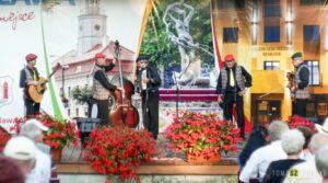 Owacje, taniec i wspólne śpiewanie – Kapela Praska na Estradzie w Parku Miejskim