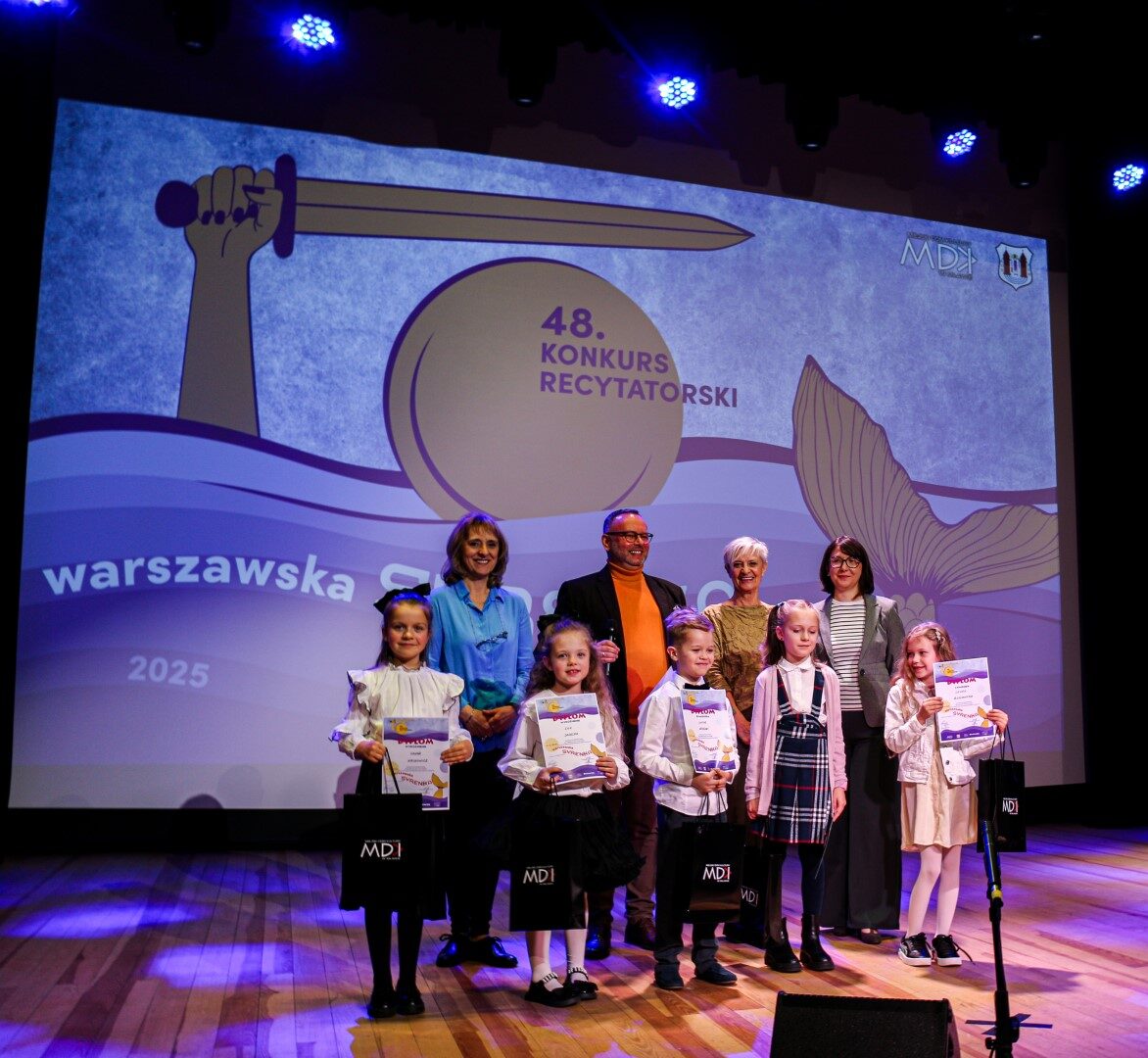 zdjęcie z wręczenia nagród laureatom konkursu Warszawska Syrenka